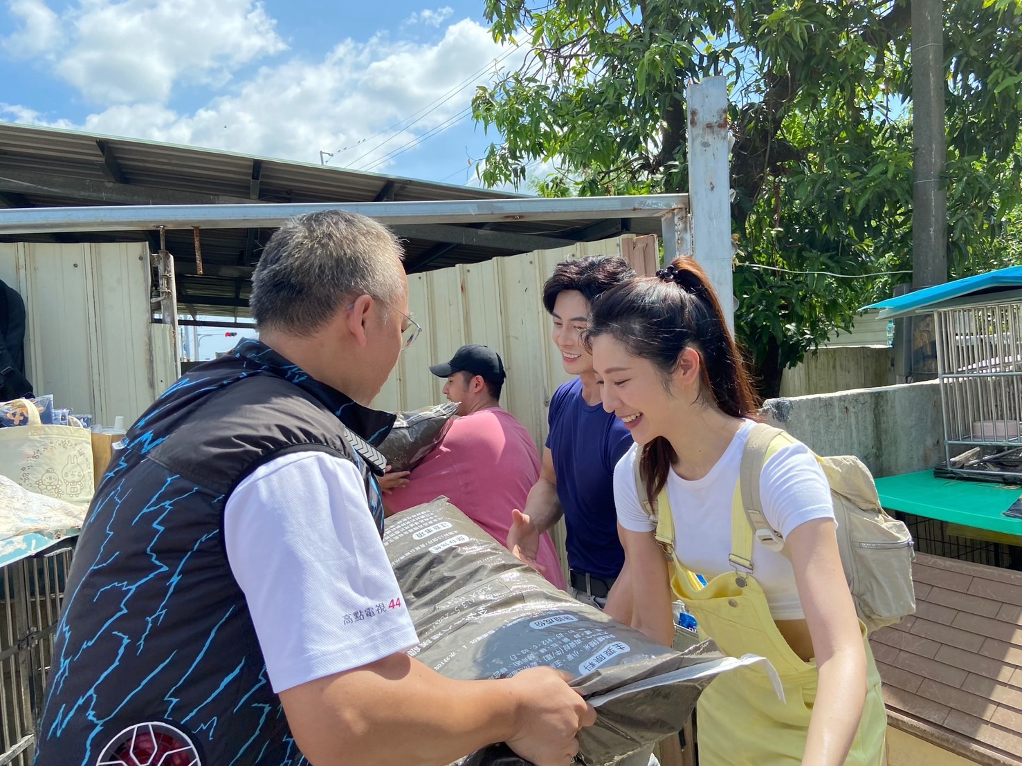 唐子元、韓雨潔親自扛重達20公斤的愛心飼料進狗園。(圖/調皮浪浪園區 提供)