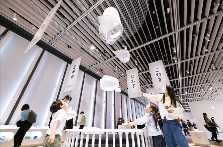 ▲由設計工作室YOY創作的作品。體驗「逆重力丟垃圾」的裝置，參觀者需將垃圾袋丟入設置在天花板上的垃圾桶，挑戰常識、顛覆感官，帶來全新的設計體驗。展品〈るて〉。©TOKYO NODE PR事務局