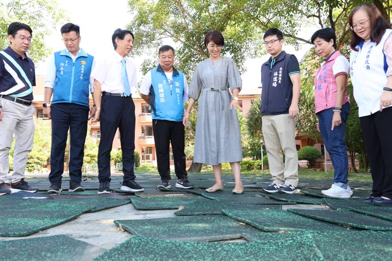 ▲許淑華縣長實地會勘南投康壽國小操場跑道。