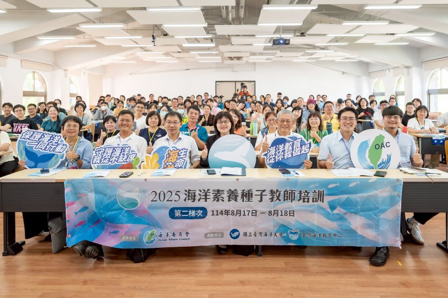 ▲開訓典禮海委會科技文教處林麗英處長(前排右4)、國立臺灣海洋大學陳建宏教授(前排右3)、吳靖國教授(前排左3)及參訓種子教師大合照。