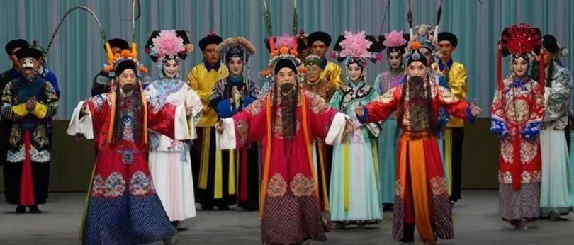 ▲大陸京劇名家于魁智、李勝素率中國戲曲學院師生在台北演出結束後向寶島戲迷致謝。