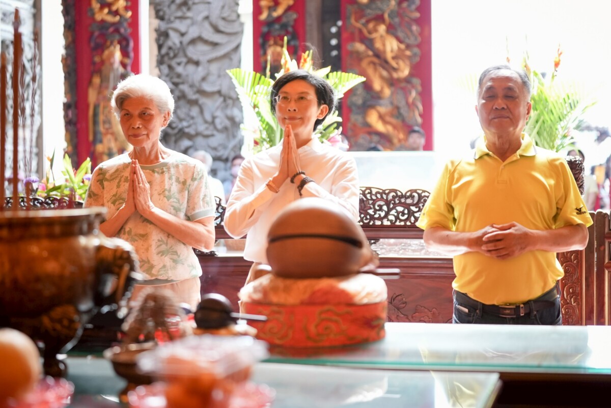 ▲「清清白白、乾乾淨淨」林岱樺天公廟前宣誓,母親力挺不捨。