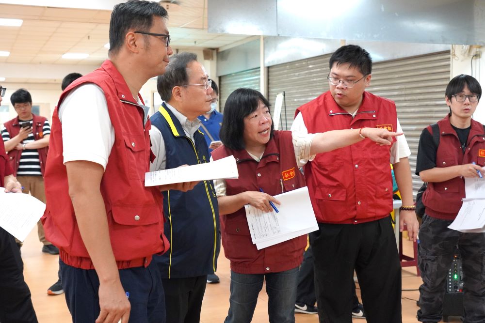地震暴雨防災演練 瑞芳龍潭里居民化身救援隊 2 《圖說》社會局副局長吳淑芳(右2)與消防局副局長陳國忠(左2)及瑞芳區長楊勝閔(左1)參與防災社區。〈社會局提供〉