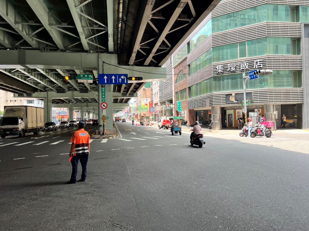 台64下匝道右轉建康路滾動式檢討改善 2 《圖說》試辦中正路、建康路口往板橋方向內側車道開放右轉。〈交通局提供〉