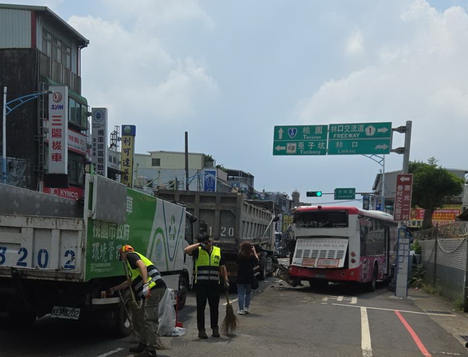桃園龜山公車停靠站遭追撞九人受傷  波及電箱停電台電搶修六小時復電