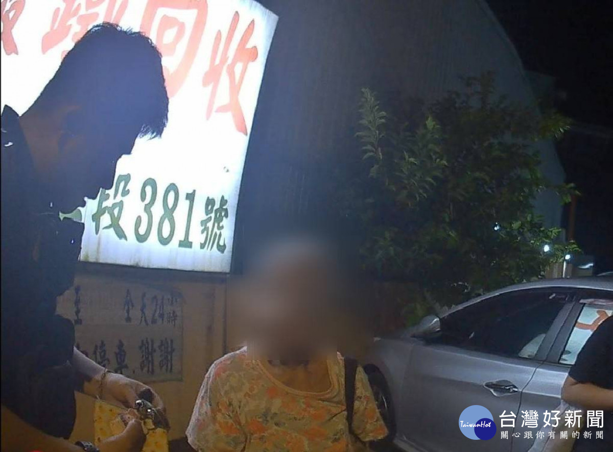 老婦深夜徘徊街頭，蘆竹警溫馨助返家。