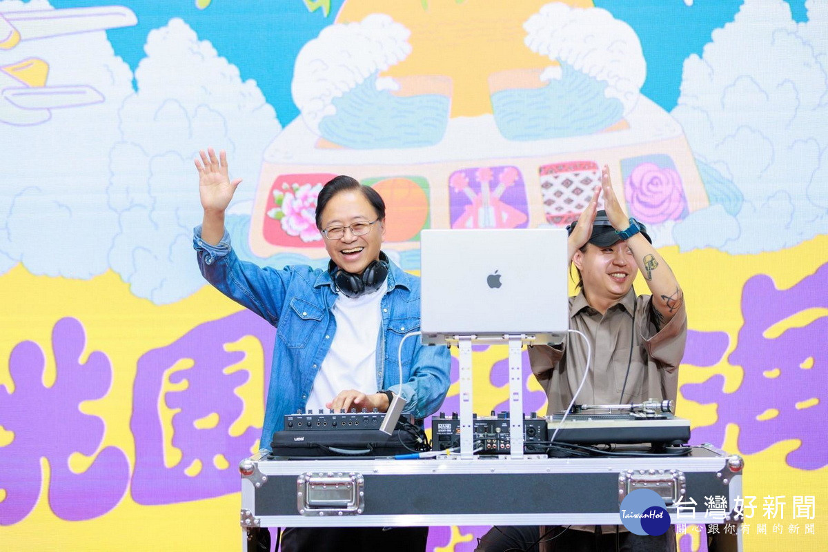 桃園市長張善政以DJ裝扮為「第一屆桃園珍珠海岸國際音樂節」宣傳。