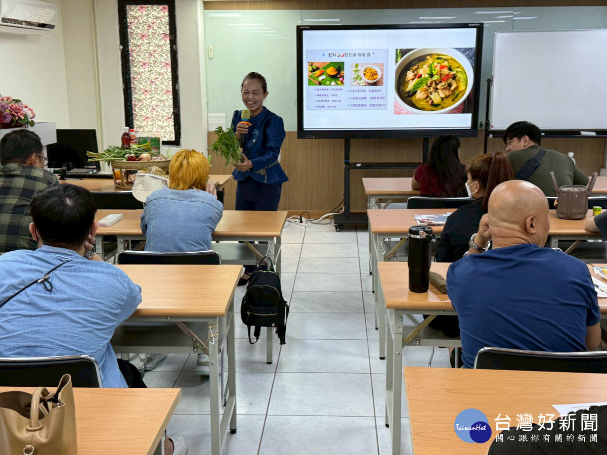 泰國新住民林琇文女士介紹如何製作家鄉美食「泰式綠咖哩雞」