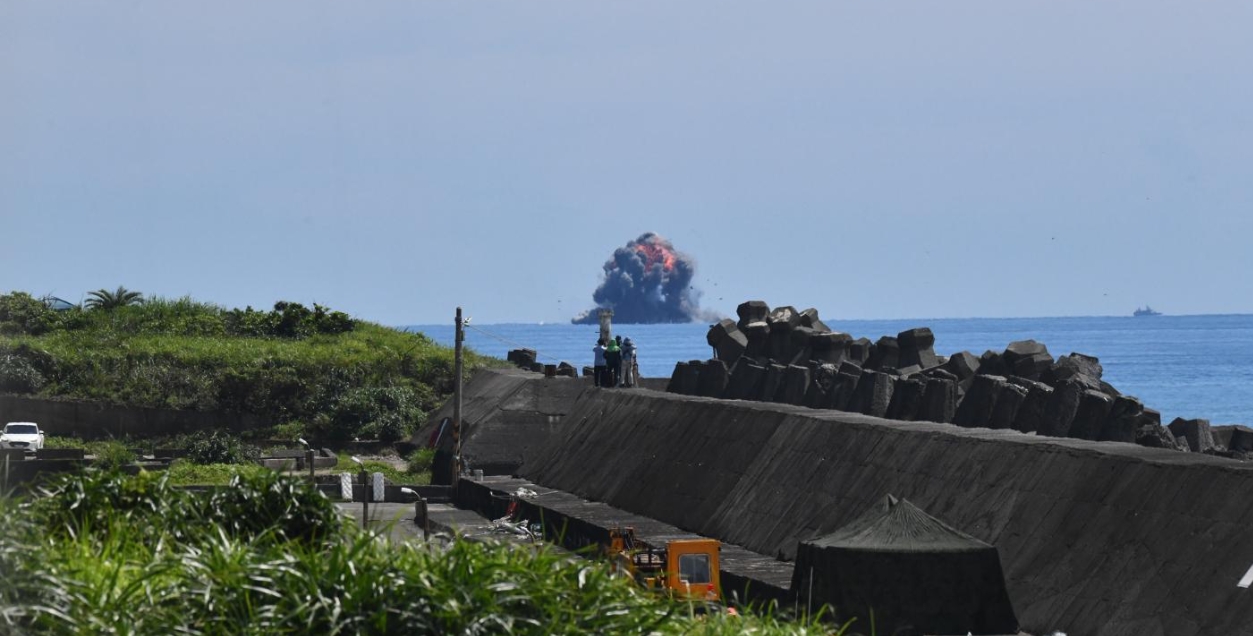首度!中科院「快奇」無人攻擊艇發射無人攻擊機,以海空攻擊方式命中靶船。「Taiwan Adiz」提供圖片