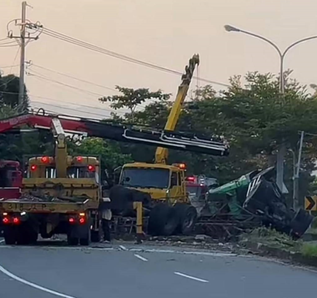 台1線聯結車自撞翻覆！　雙向交通一度中斷駕駛受傷