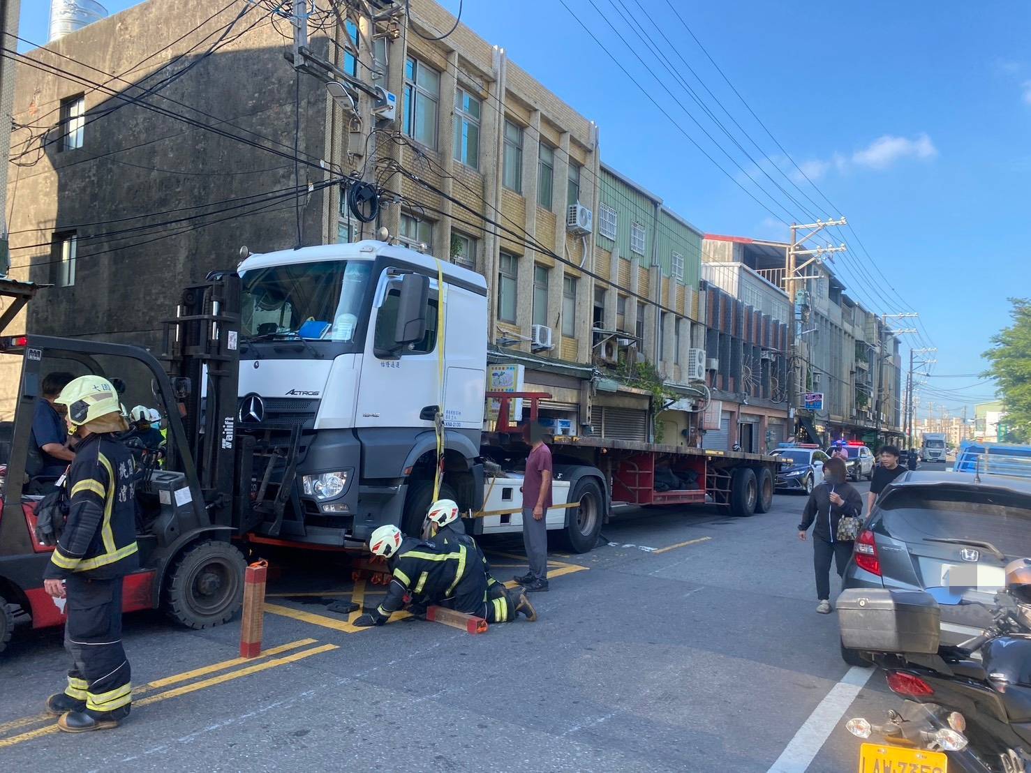 ▲桃園市大園區濱海路三段407巷口，今（19）日上午7時許發生1起死亡車禍。(翻攝畫面)