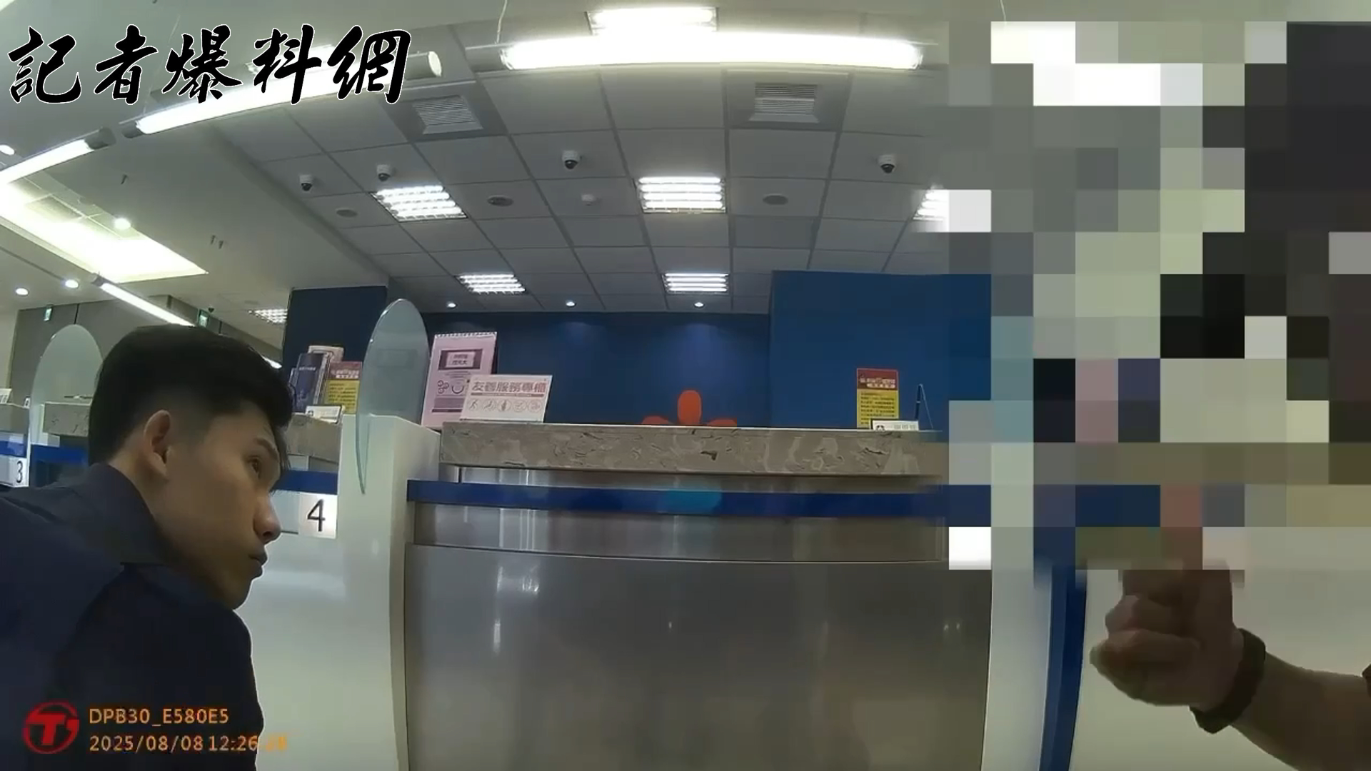 ▲呂翁在員警關懷下述說遭詐過程。翻攝畫面）