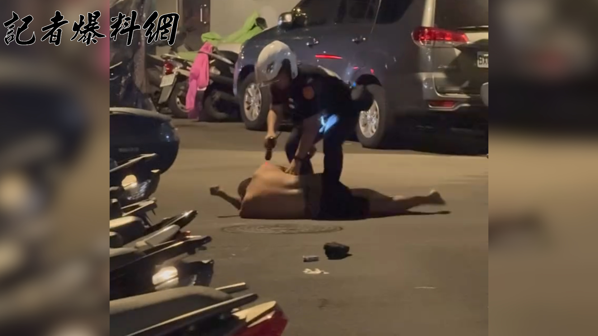 ▲張男藏毒遇檢,反抗時欲丟棄身上夾帶的毒品,員警見狀,立即使用電擊槍將他制伏。(翻攝畫面)