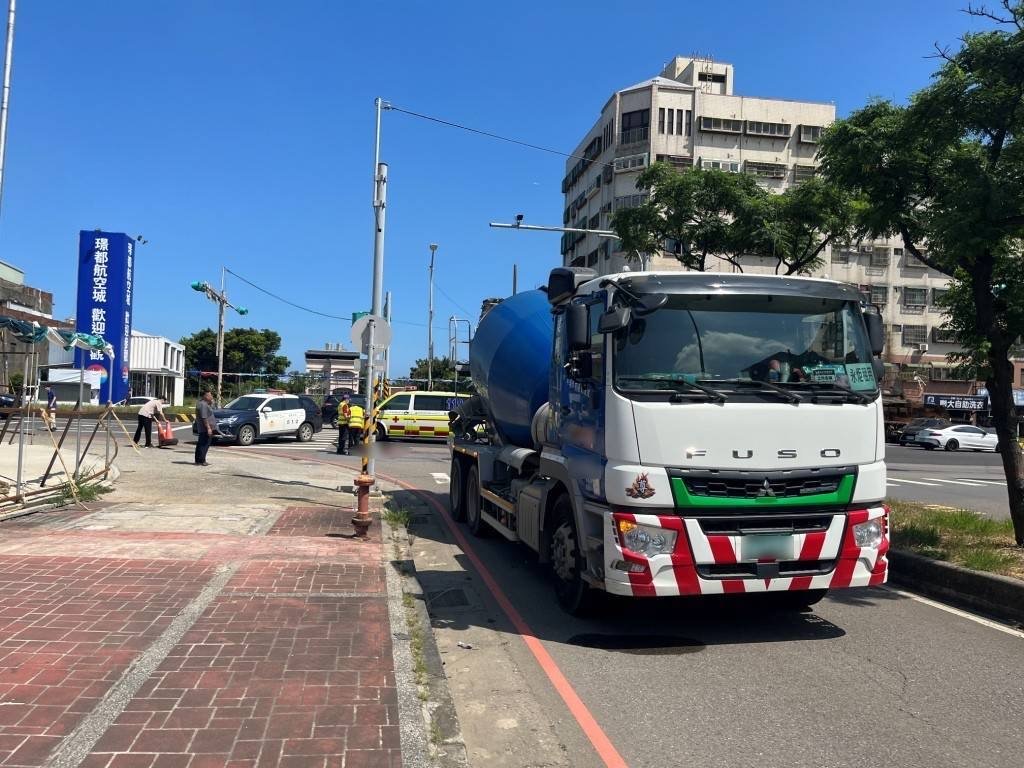 桃園大園1日2起死亡車禍!預拌車右轉撞單車騎士捲車底身亡