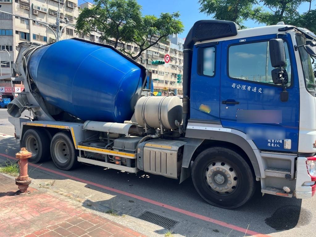 ▲29歲洪姓男子駕駛預拌車,右轉時不慎與76歲莊姓單車騎士發生碰撞。(翻攝畫面)