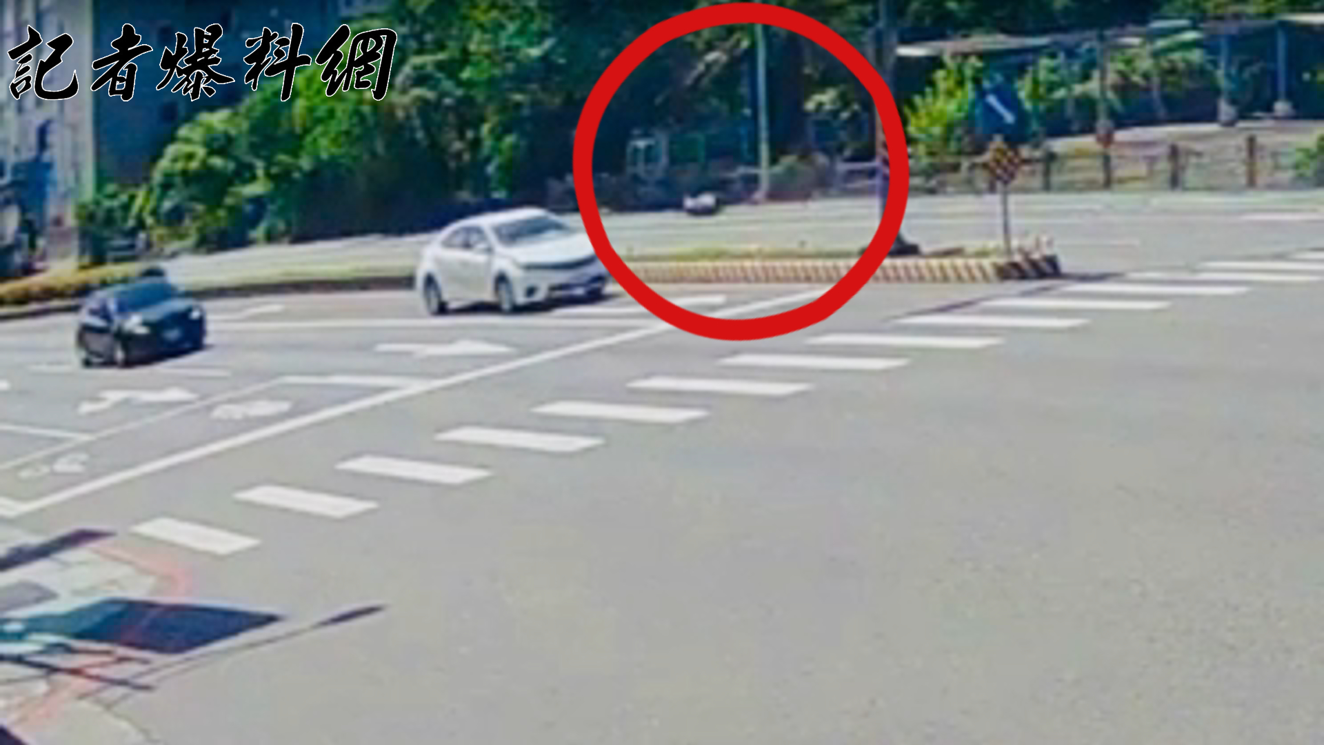 ▲林姓女騎士不慎與欲右轉汽車發生碰撞,連人帶車滑行近80公尺。(翻攝畫面)
