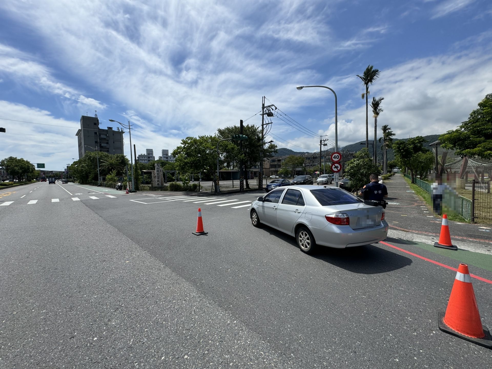 ▲56歲郭姓女子駕車欲自冬山路一段右轉照安路時,與林姓女騎士發生碰撞。(翻攝畫面)