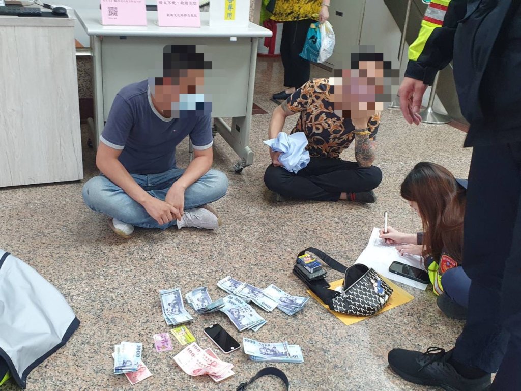 退而不休!散步經過郵局提款機發現異常 退休警報警逮2詐團車手