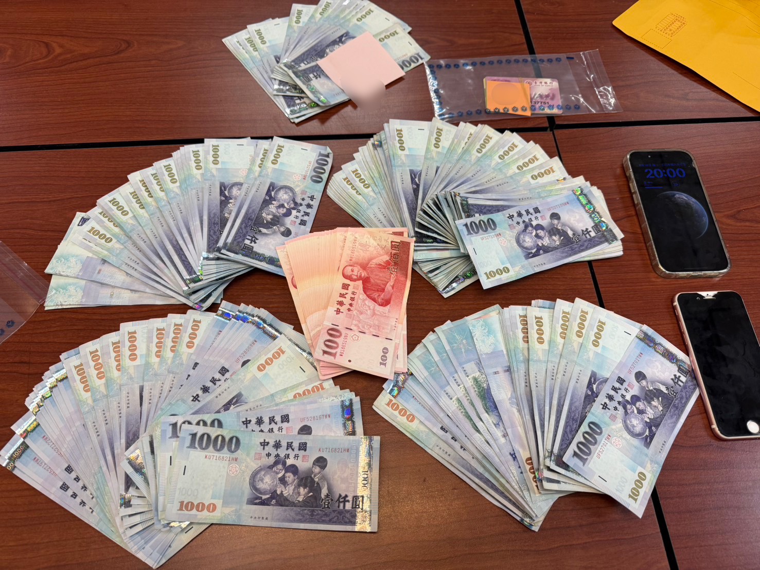 ▲警方查扣贓款及手機等相關證物。(翻攝畫面)