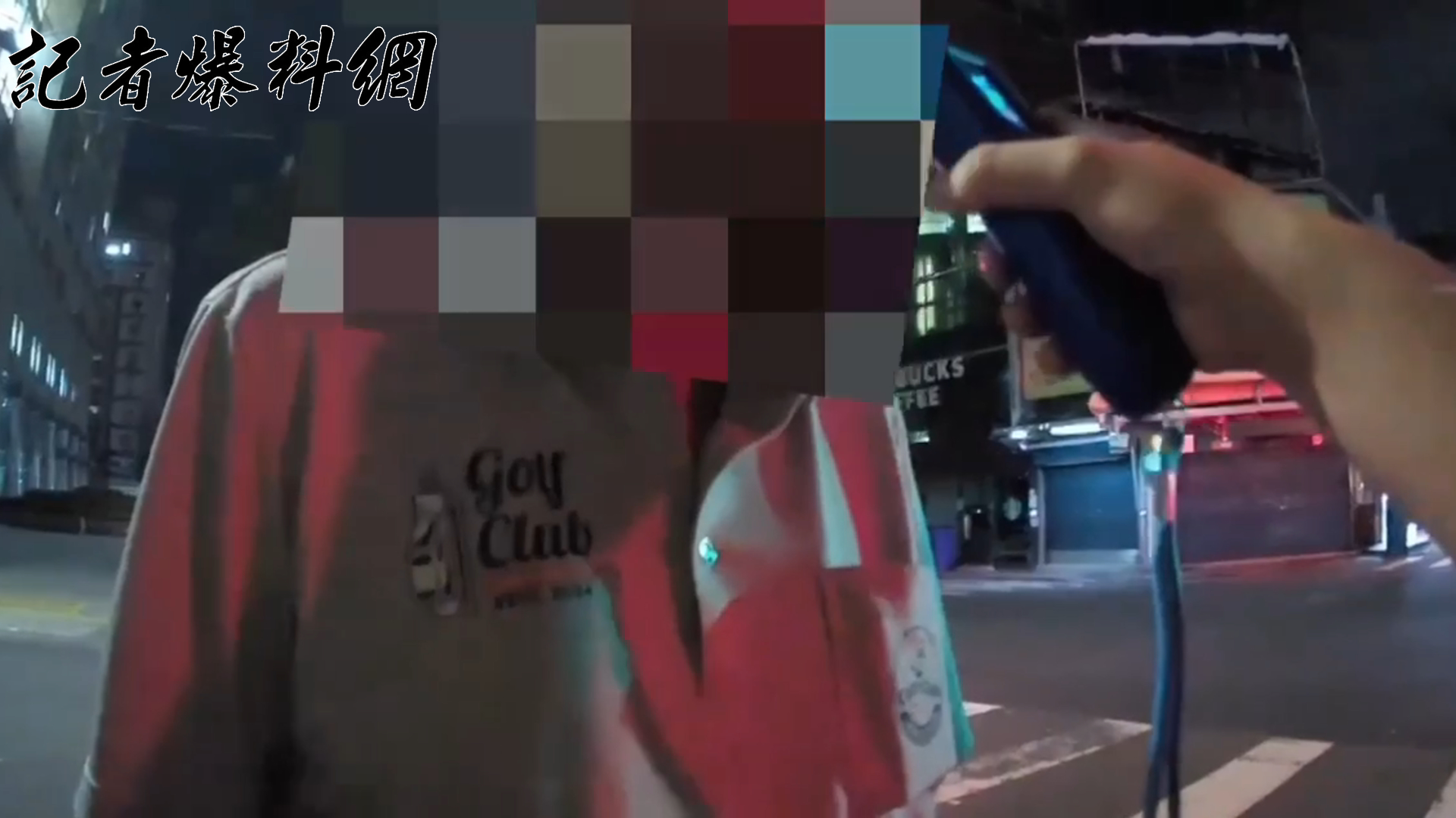 ▲陳姓老翁單手騎乘電動輔助自行車,危險行徑被警方攔停勸阻,意外發現他渾身酒味便實施酒測。(翻攝畫面)