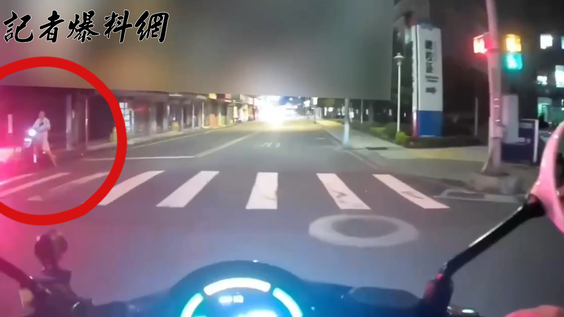 ▲陳姓老翁單手騎乘電動輔助自行車,危險行徑被警方攔停勸阻,意外發現他渾身酒味便實施酒測。(翻攝畫面)