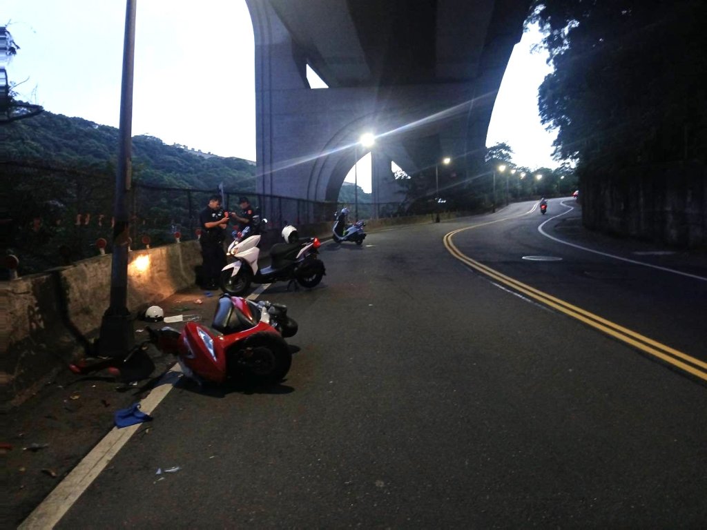 新北8旬翁不明原因自撞燈桿 疑下坡彎道失控釀死劫