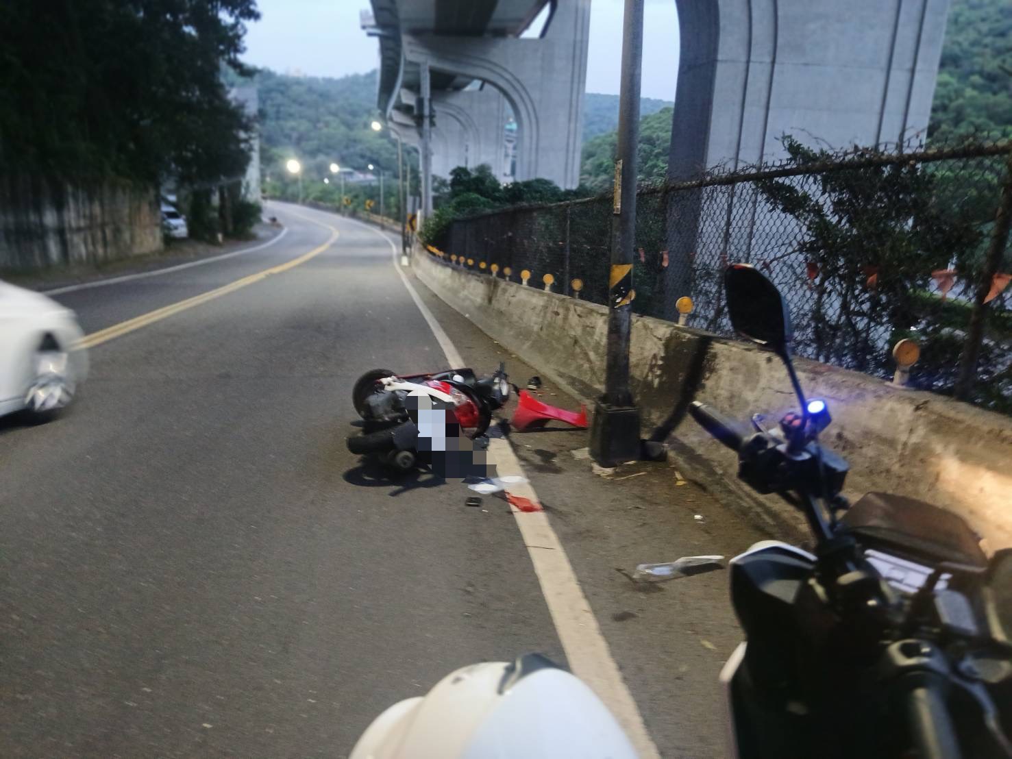 ▲新北市泰山區大科路一帶,今(19)日下午5時許發生1起機車自撞車禍。(翻攝畫面)