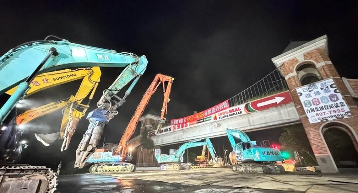 台鋼科大前陸橋夜間封閉拆除 提醒民眾提前改道