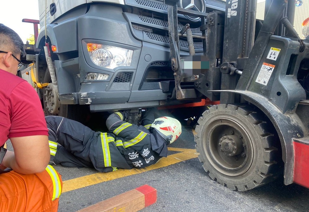 婦人過馬路遭曳引車捲車底不治 疑視線死角惹禍 190 248250819a03