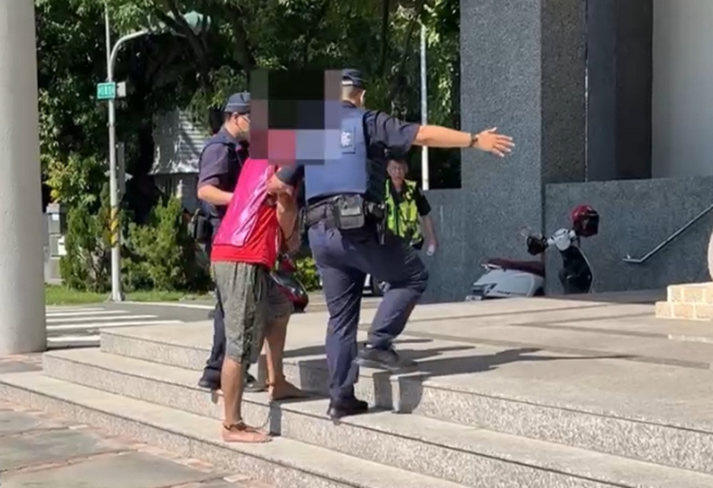 依老賣老「狂噹」年輕酒友 他不爽被訓話持刀怒砍反擊 172 248250819a05