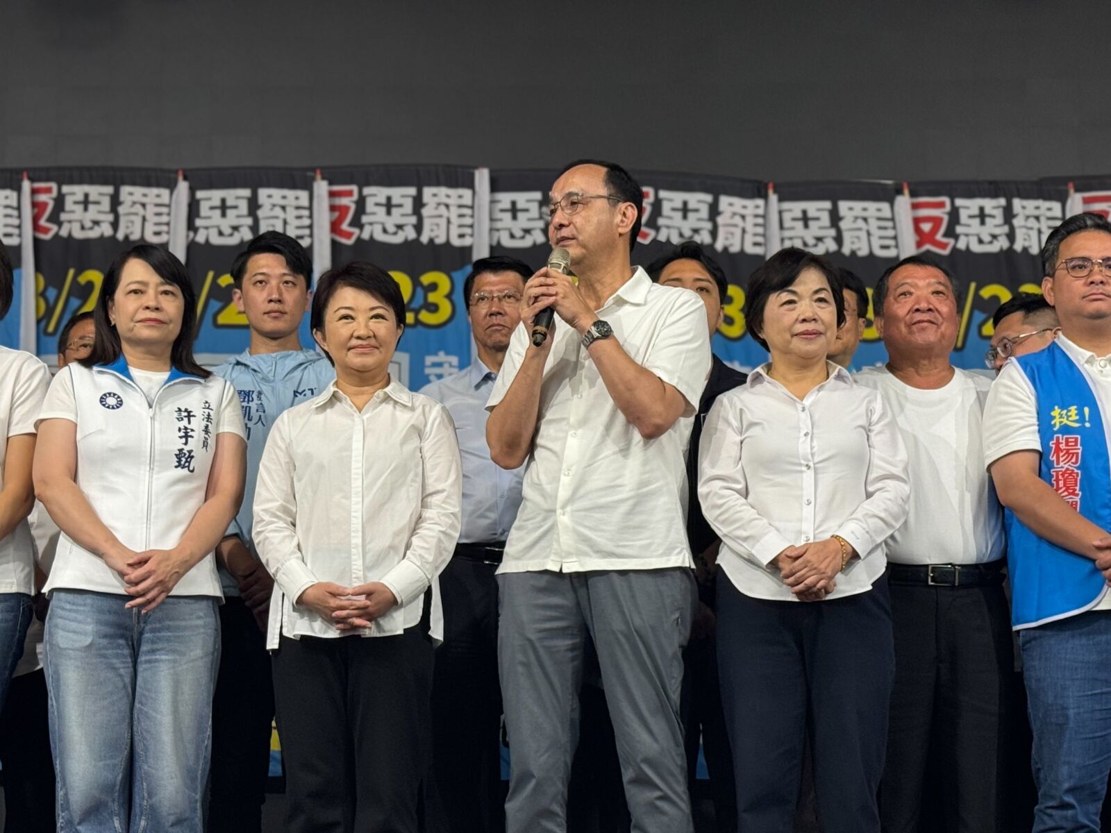 盧秀燕喊「按讚抱抱」引黨魁選戰揣測 朱立倫避而不談 238 盧秀燕喊「按讚抱抱」引黨魁選戰揣測 朱立倫避而不談 237