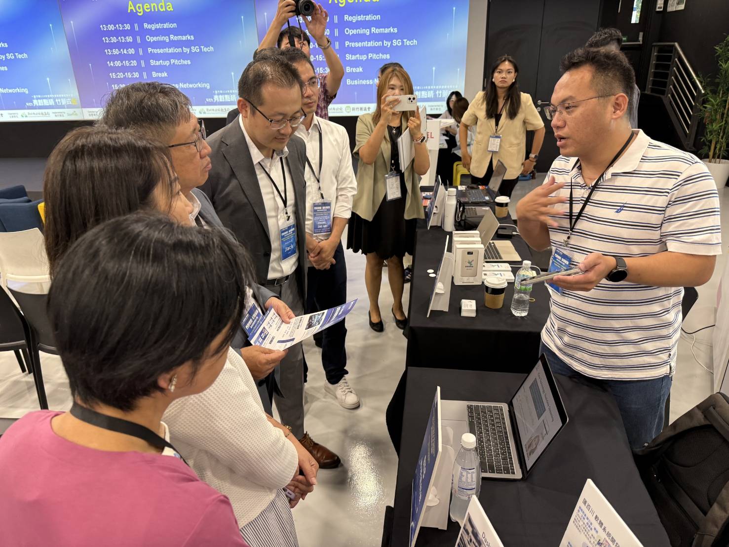 新竹新創團隊與新加坡企業進行實地交流,分享技術與合作模式,尋求雙向商機。(圖/新竹縣政府提供)