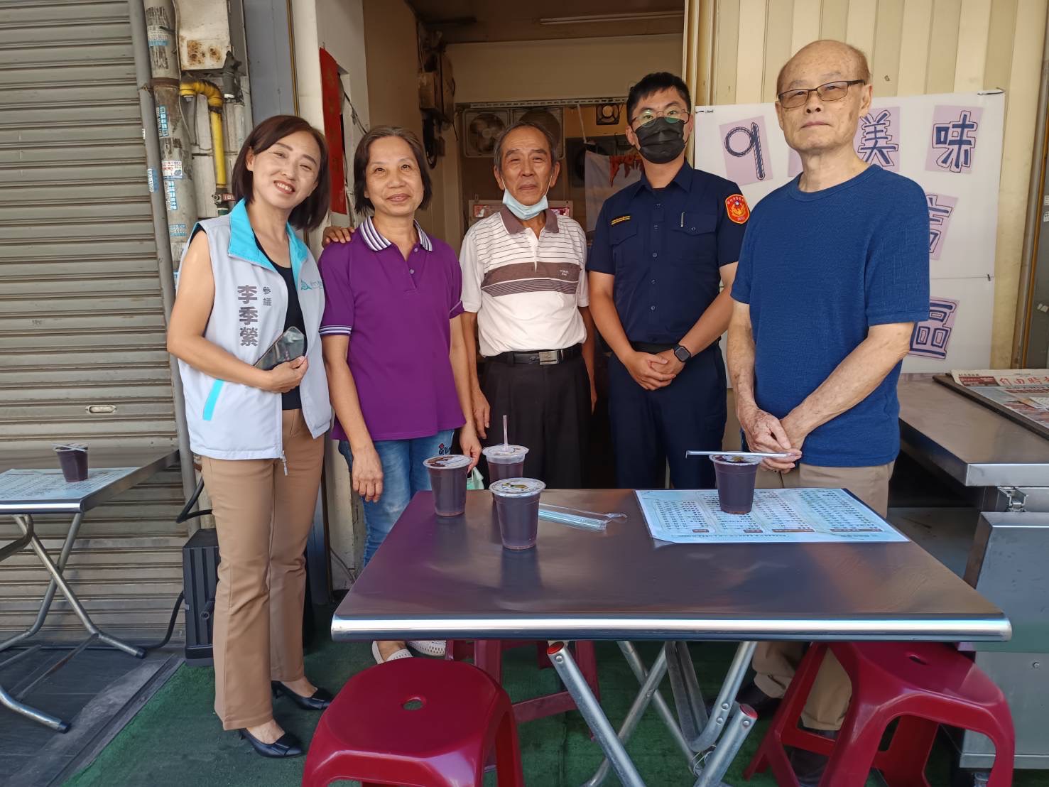 新竹市政府及警方代表前往林森路早餐店,向店家表達關懷與慰問。(圖/新竹市政府警察局提供)