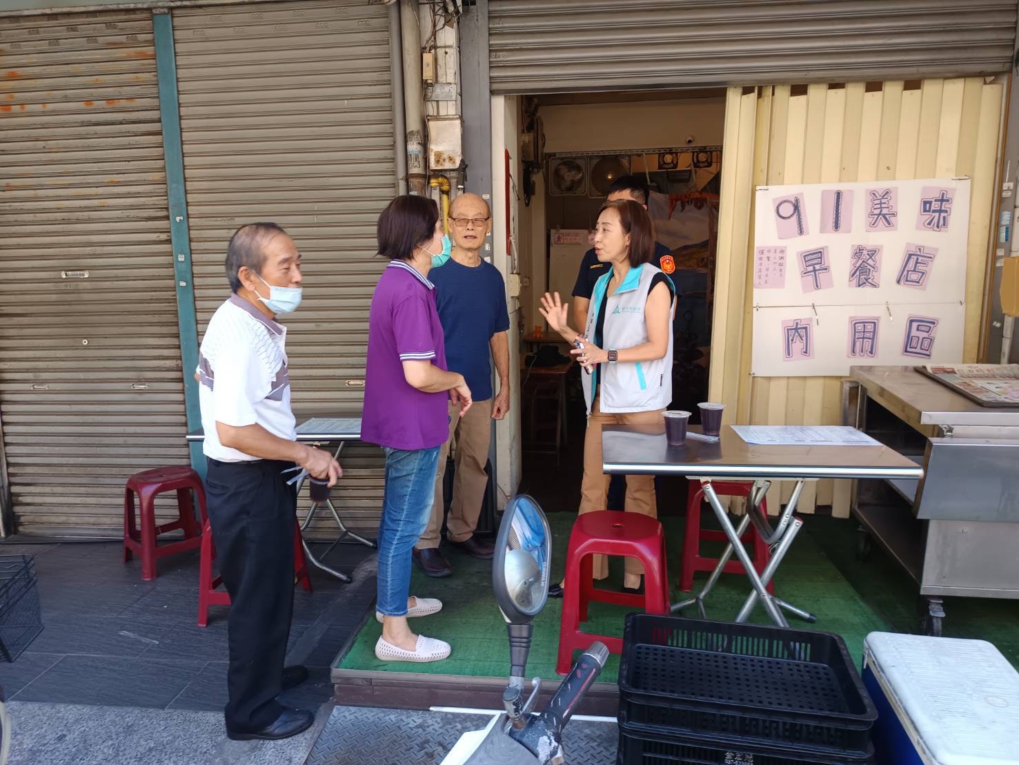 市府與警方人員到訪早餐店,與店家進行交流,說明案件後續處理與巡守加強措施,展現守護市民安全的決心。(圖/新竹市政府警察局提供)