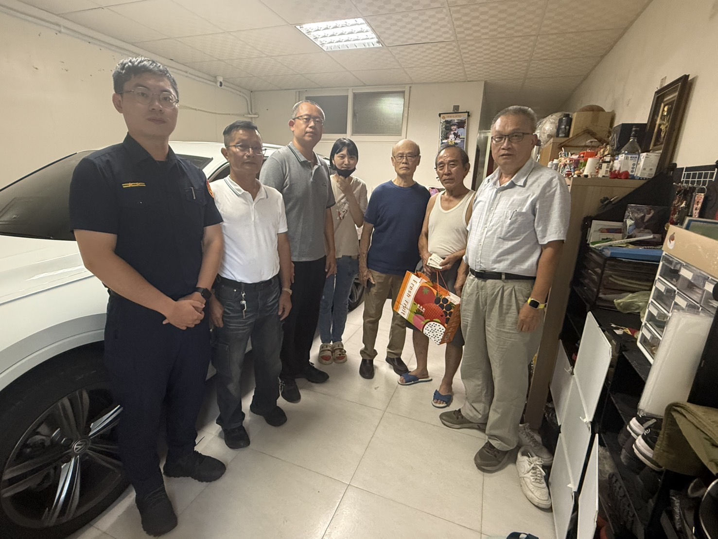 警方與市府人員前往店家住處,親自關懷受影響的家屬,並轉達市府支持與安心的力量。(圖/新竹市政府警察局提供)