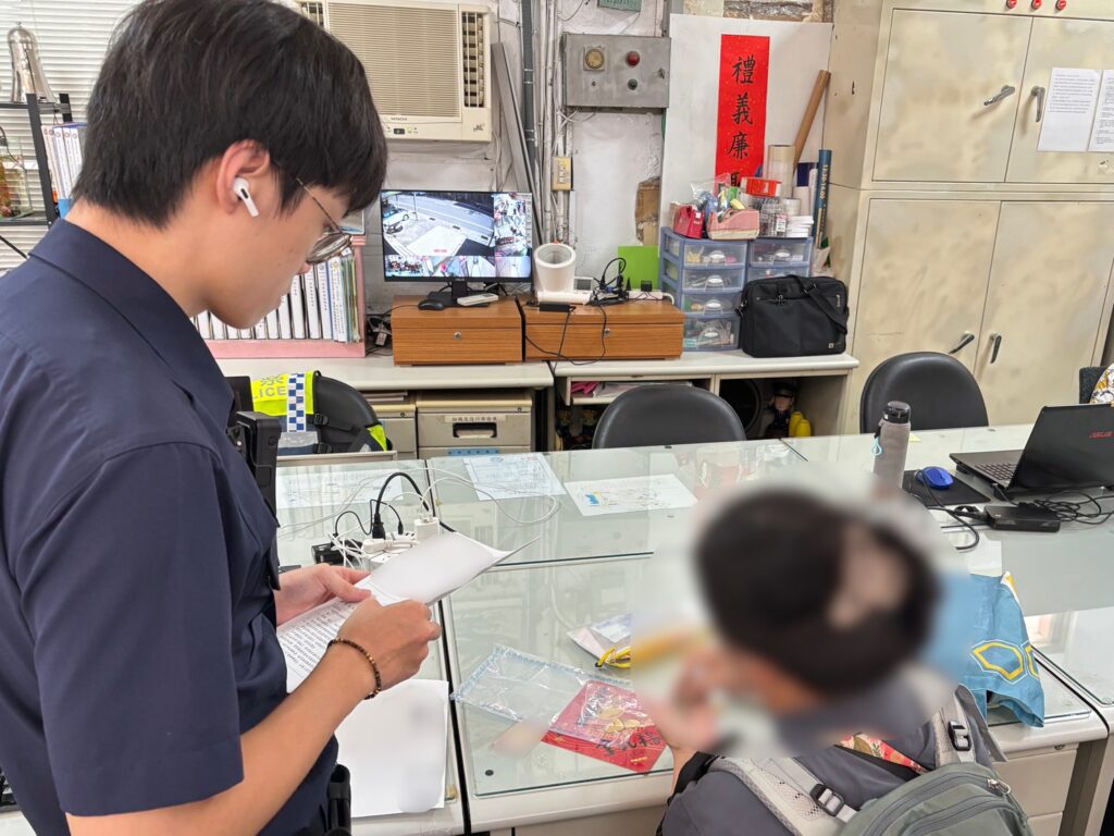 警方與導遊清點遺失款項。(圖/記者薛秀蓮 翻攝)
