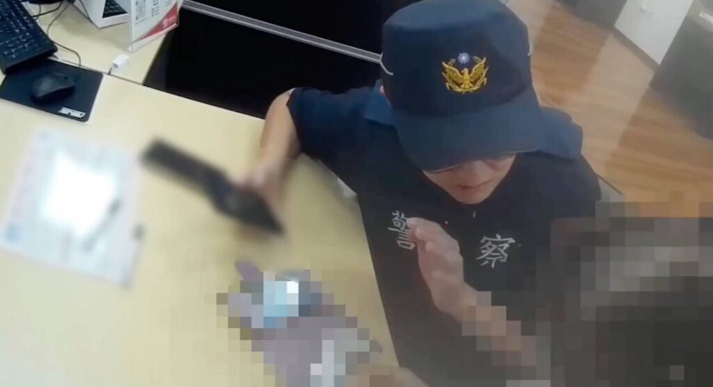 員警說服民眾提供交易對話紀錄。(圖/記者薛秀蓮 翻攝)