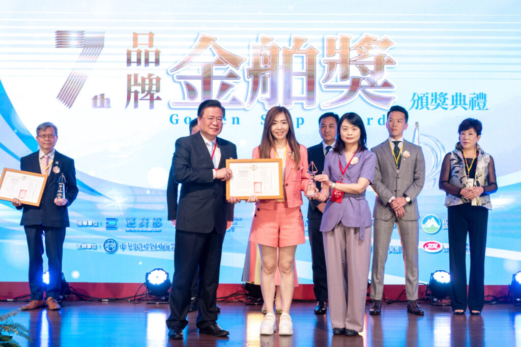 創立44年的舒妃,從頭皮到髮絲提供全方位照護,執行長黃湲真出席獲得金舶獎服務創新獎。(舒妃提供)