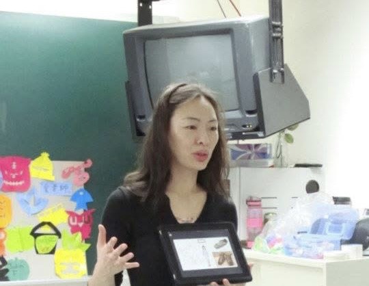 華語教學專家愛美麗創作系列華語教學書籍,也推出全球首創的華語發音比對器,解決外籍生發音困擾。(圖/愛美麗全球教育公司)