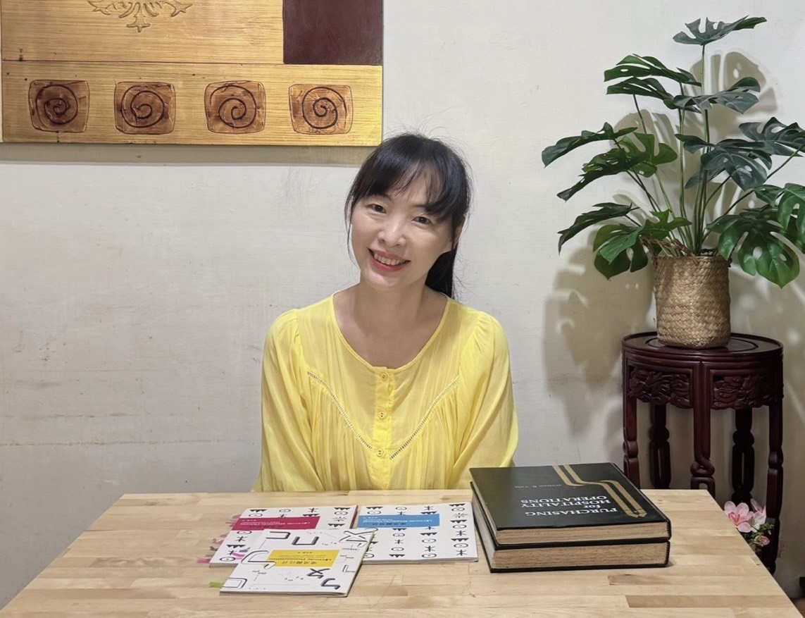 愛美麗老師結合專業團隊研發華語發音比對器,精心籌劃「英日語 」轉翻譯成「華語」,人人「走到哪,學到哪」。(圖/愛美麗全球教育公司)