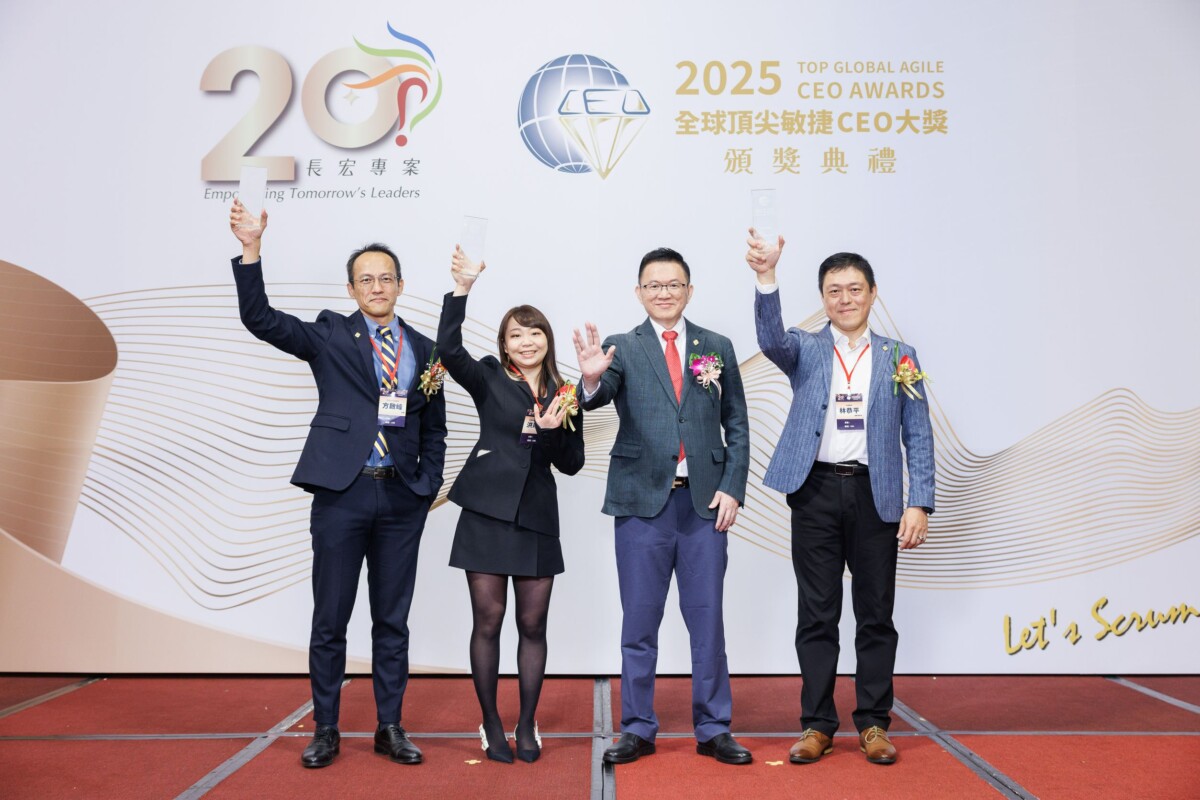 ▲高雄市政府農業局主任秘書方啟峰(左一)代表出席「2025全球頂尖敏捷CEO大獎」頒獎典禮,與得獎代表共同合影,高雄農業局榮獲第三名殊榮,展現公部門導入敏捷管理的國際肯定。