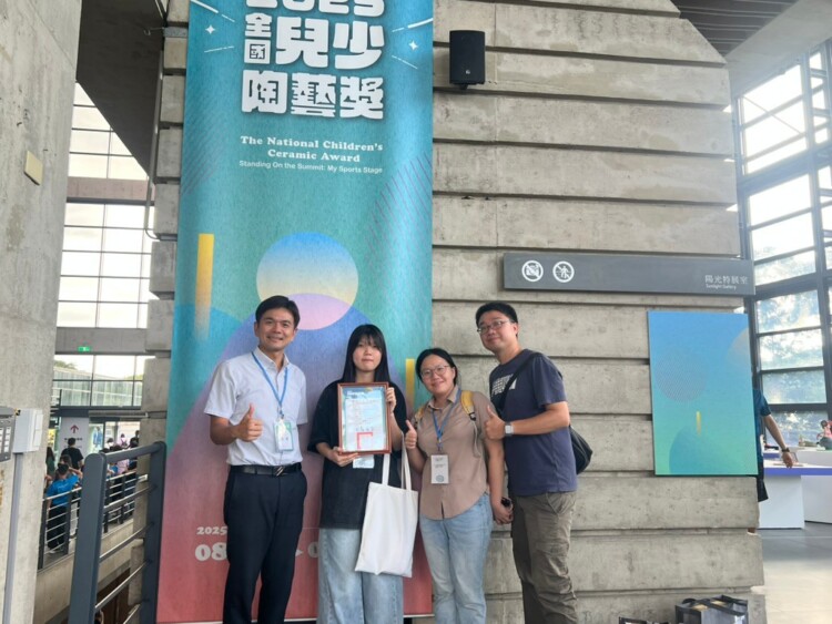 ▲吳星宏校長(左)、吳家鈁同學(左2)、指導老師劉瀚鄖老師(右2)合影。(記者劉春生翻攝)