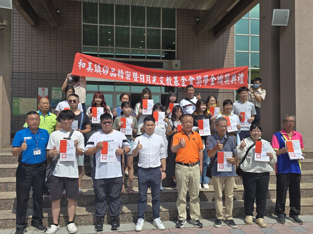 ▲今(19)日於公所進行感謝狀頒發儀式及獎學金頒獎,現場大合照。(記者廖美雅拍攝)