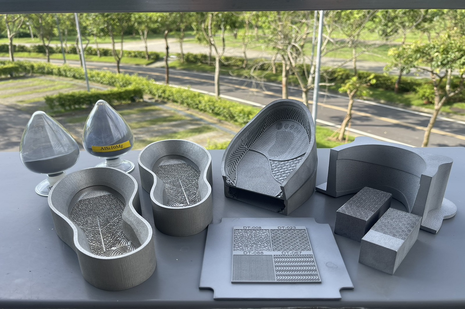 工研院「八雷射快速金屬3D列印系統」預計導入國際製鞋大廠應用於鞋模製造,左、右腳鞋模分別以四雷射並行列印,大幅縮短模具交期且提升設備性價比。