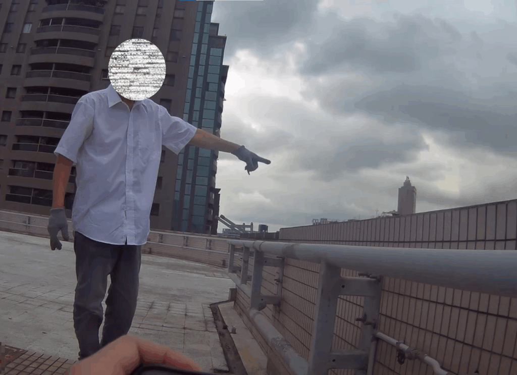 老翁頂樓揮舞衣服求救             女警速衝赫知竟是烏龍