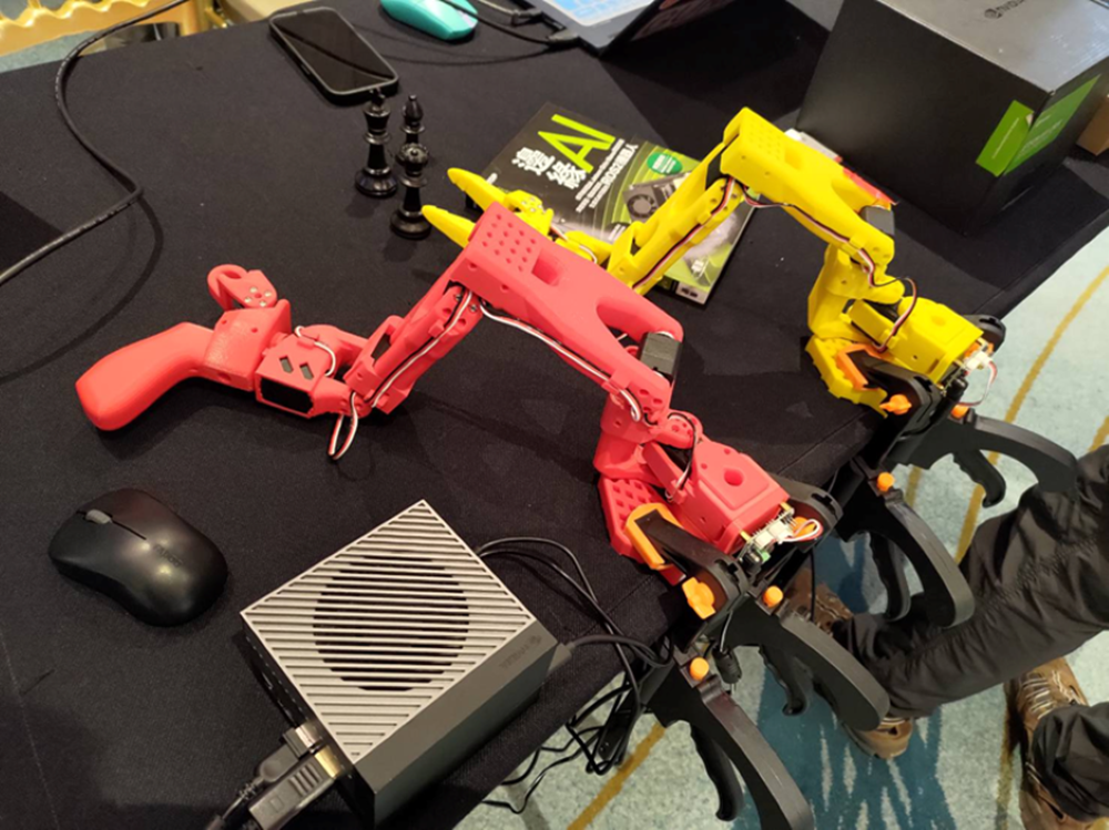 《圖說》活動現場將帶來復刻自NVIDIA+GTC大會的二足型機器人，搭載動作+AI+8月28日人工智慧社群之夜將現場示範，使用AI平台結合機器人套件與虛擬模擬環境。〈青年局提供〉
