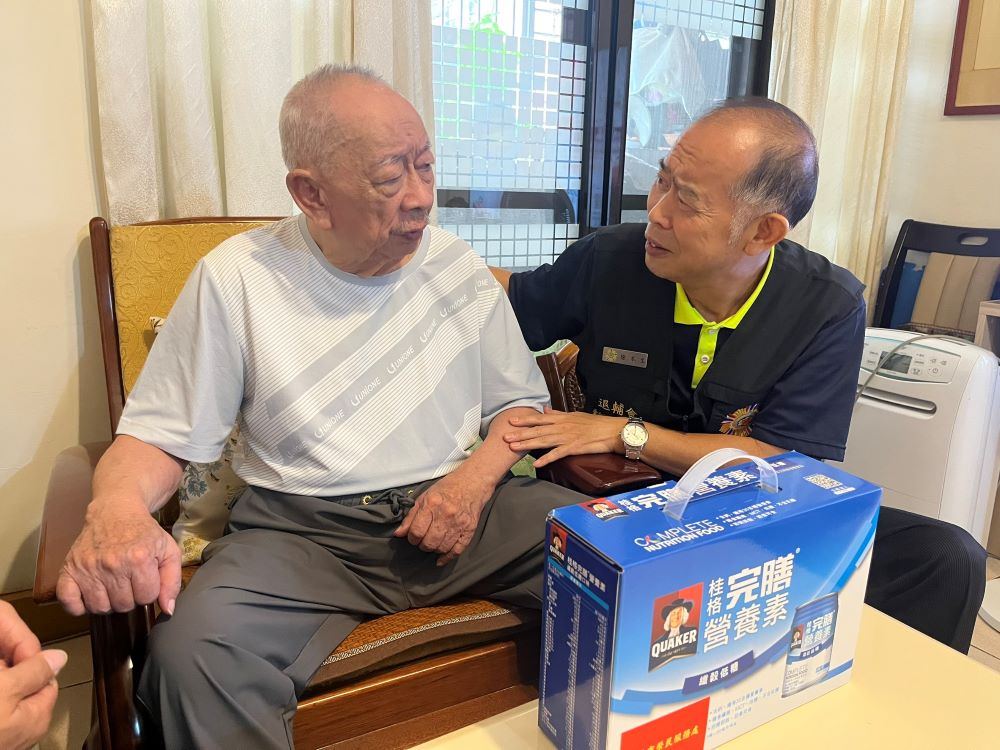 關懷榮民眷 臺北市榮服處訪視松山區送暖 1 《圖說》臺北市榮民服務處副處長徐木生親自探視松山區榮民及遺眷。〈臺北榮服處提供〉