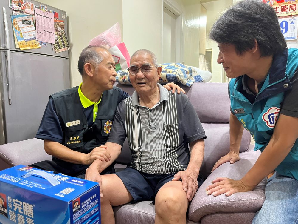 關懷榮民眷 臺北市榮服處訪視松山區送暖 2 《圖說》徐木生副處長探視松山區榮民及遺眷二。〈臺北榮服處提供〉