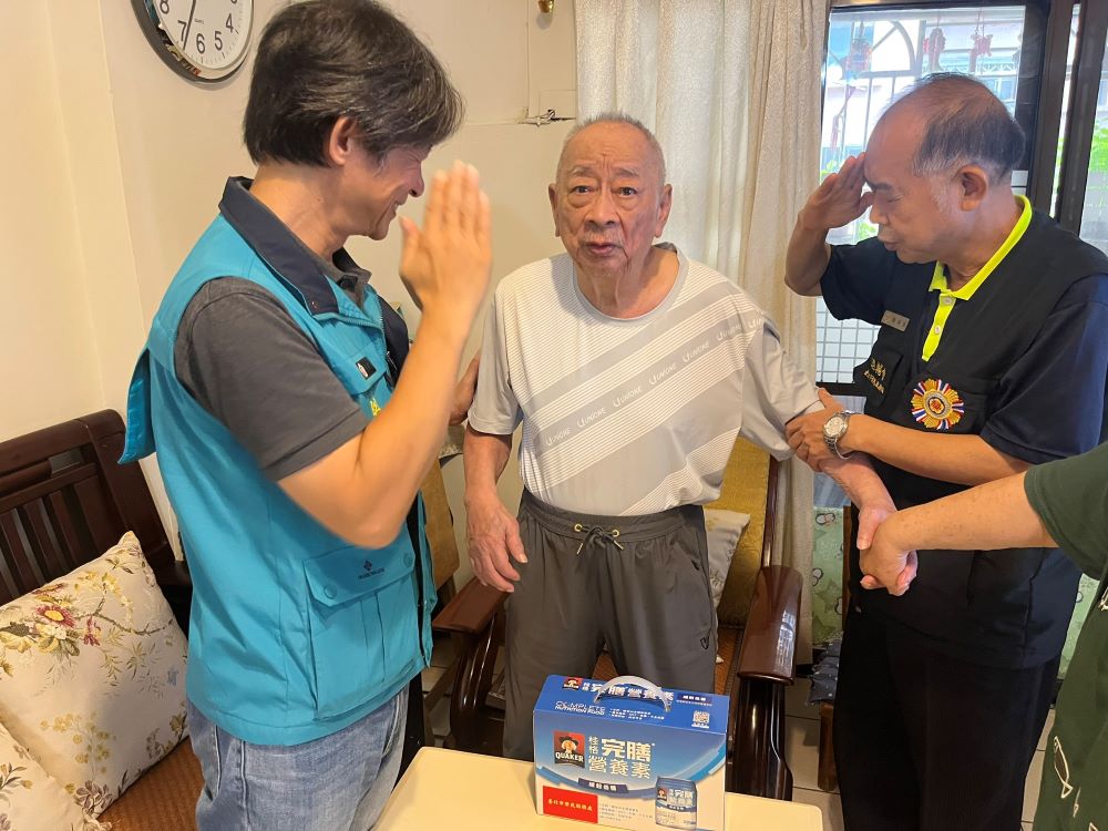 關懷榮民眷 臺北市榮服處訪視松山區送暖 3 《圖說》徐木生副處長探視松山區榮民及遺眷三。〈臺北榮服處提供〉