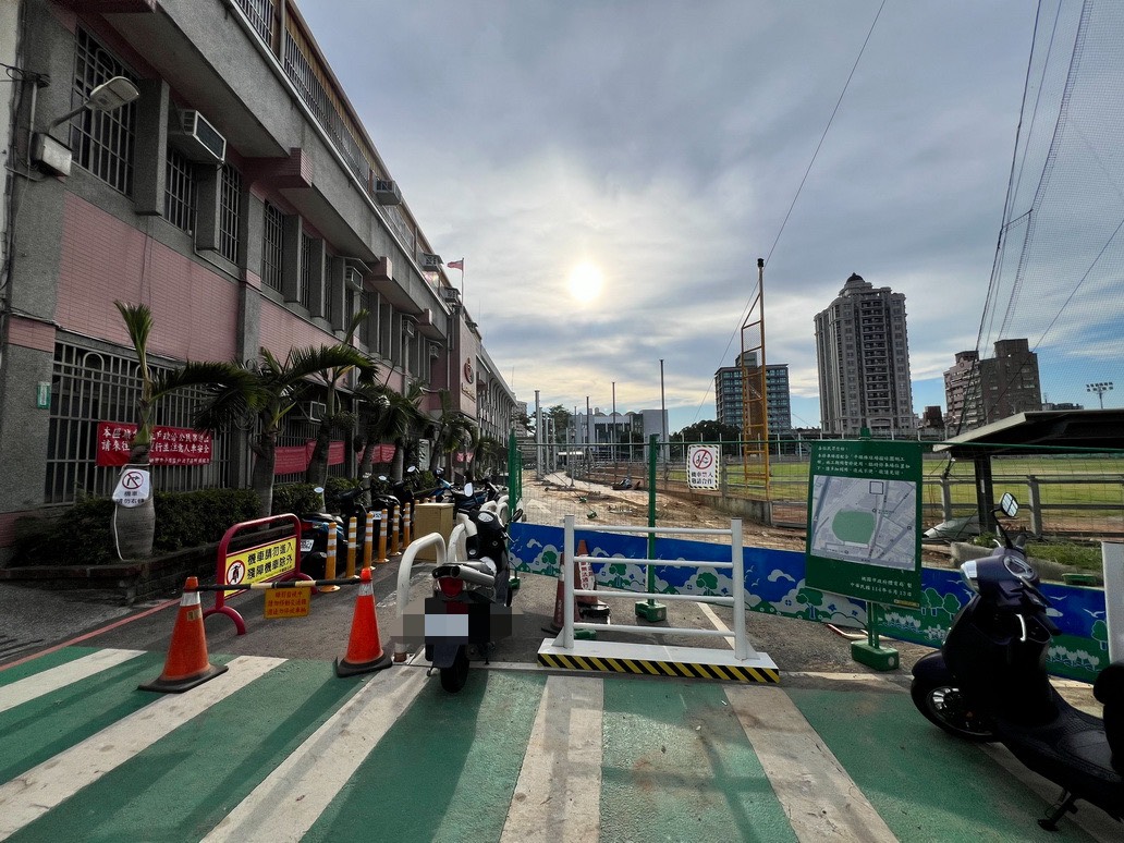 平鎮棒球場擋球圍網施工洽公停車困難 民眾盼區公所加強溝通與引導 - https://www.watchmedia01.com